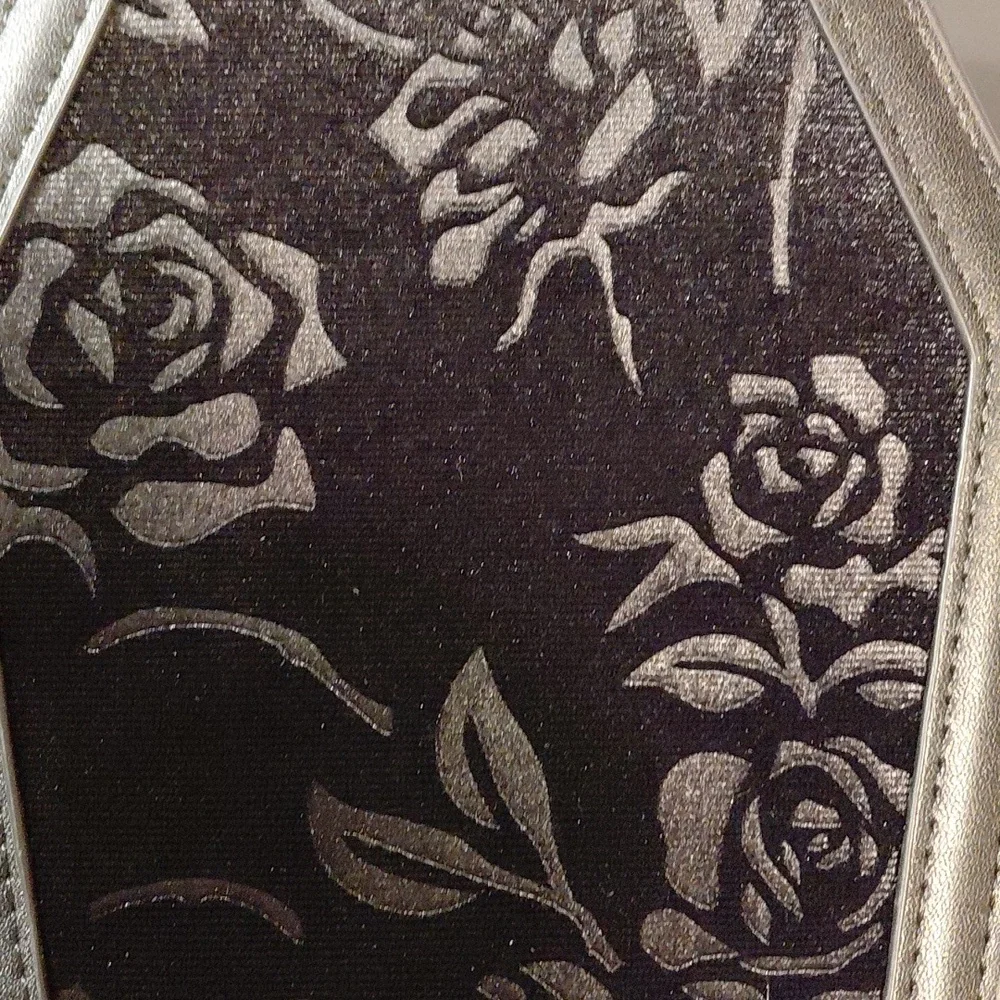 KILLSTAR VAMPIRES KILL COFFIN WALLET BLACK ZIP ROUND CLOSURE CROSS PULL CHARM - Picture 6 of 14